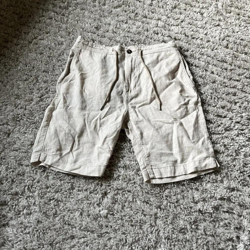 Linne shorts använda 3-4 gånger  Inköpta för 350. Shorts.
