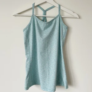 Träningslinne från H&M storlek small - Märke: H&M Vad: Träningslinne Storlek: Small Upplevd i storlek: Normal Färg: Turkos Material: 90% polyester & 10% elastan Skick: Inget att anmärka 