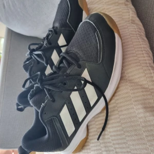 Adidas inneskor - Nästan oanvända adidas för träning inne. Helt ljusa sulor. 