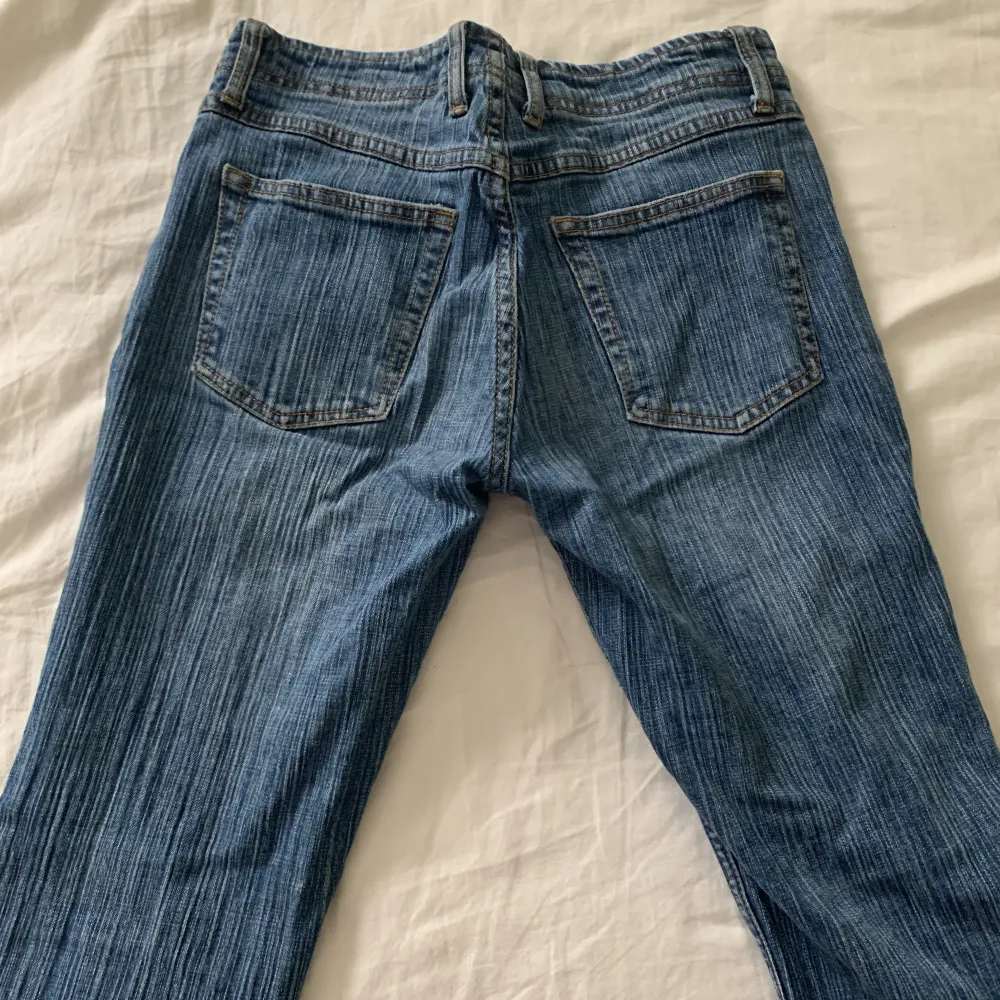Säljer nu dessa brandy Melville jeansen, kommer inte riktigt ihåg modellen men de liknar Brielle 90’s jeans. Säljer då de blivit för små för mig💕Storlek S, de har små slitningar vid hälarna. Jeans & Byxor.