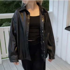 Jättesnygg skinnjacka - En perfekt höstjacka💞 Den tyvärr för liten på mig så därför säljer jag den, priset är diskuterbart