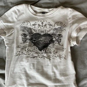 Y2k topp - Vit topp med snyggt tryck och så fina detaljer. Säljs för att den är lite för liten. Inga defekter💕