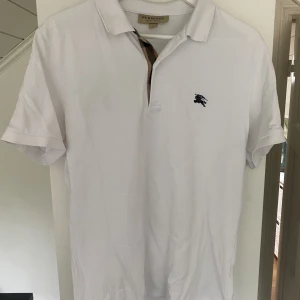 Burberry piké - Jättefin Burberry piké som är sparsamt använd, skick 9,5/10 inga flaws, storlek L men passar även M dom jag har vanligtvis. Hör av er vid frågor!