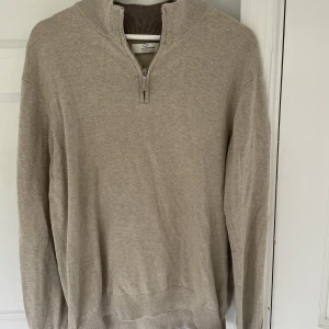 Cahsmere blandat half zip - Säljer denna riktigt feta cashmere blandade half zip från lacrosse premium. Tröjan är 9/10 skick. Storlek M. Vid frågor eller funderingar är det bara att höra av sig 