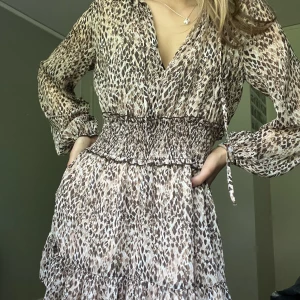 Klänning - Klänning från zara i leopardmönster, använd max 3 gånger!!