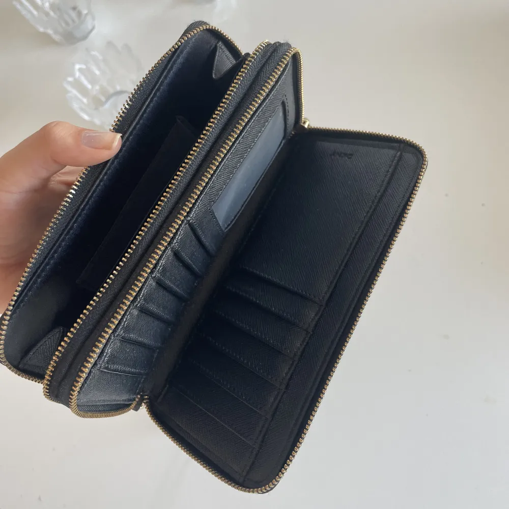 DKNY plånbok som även går att bära som clutch, fint skick 🤍två större fack. Väskor.