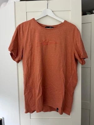 PELLE P TSHIRT - STORRENSNING  SÄLJER DENNA PELLE P TSHIRT SOM ÄR  I SUPER SKICK OCH COOL FÄRG! 