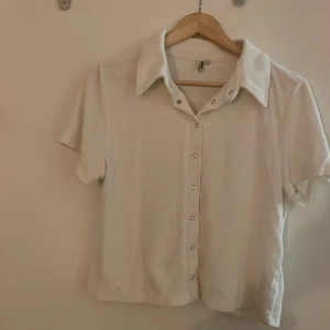 Skjorta i frotté  - T-shirt skjorta i frotté 