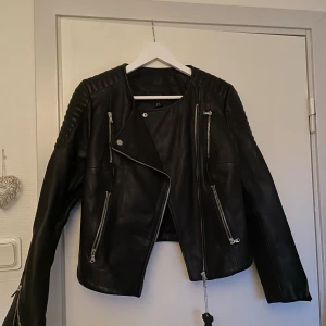 Skinnjacka till salu  - Säljer nu min äkta skinnjacka som aldrig är använd.
