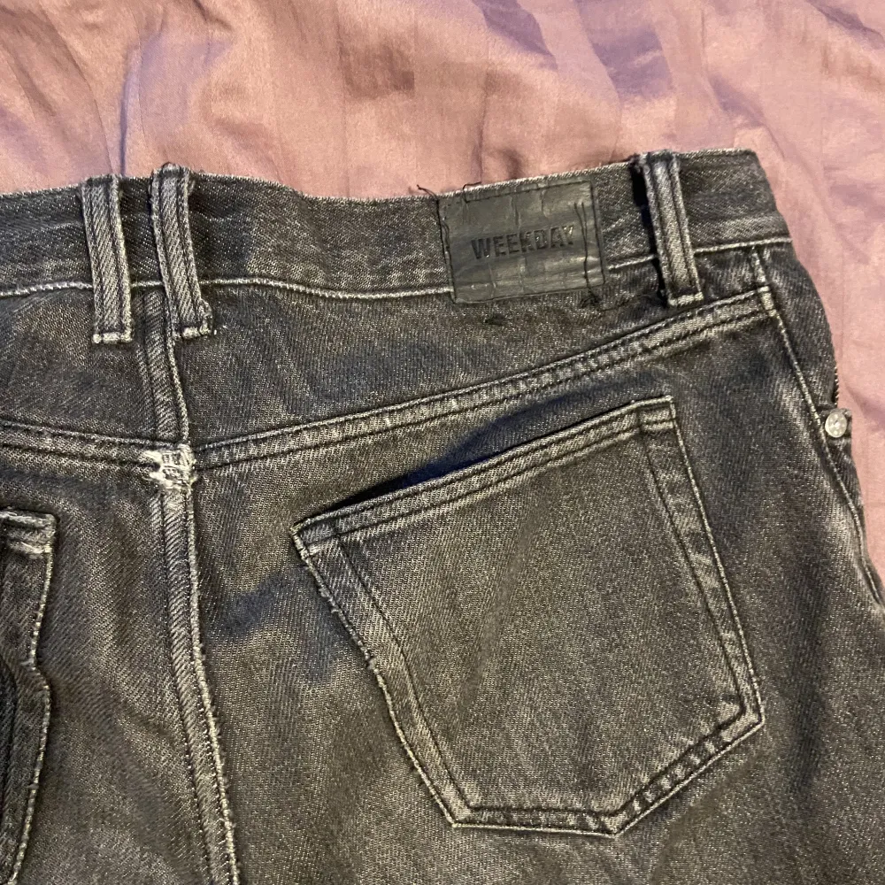 Mörkgråa jeans ifrån weekday de är lite använda men jag tycker att de har blivit snyggare med tiden. Passar perfekt på mig some 172 ungefär köpta för 690kr. Jeans & Byxor.