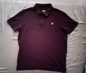 Fila polotröja  - Mörkblå Fila polotröja  Knappt använd  Köpt för 250kr