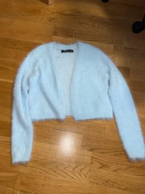 Blå kofta - Blå kofta från newyorker xs som passar storlek 152-164 har bara haft på några gånger men helt byt stil.För mer info och bilder kontakta gärna