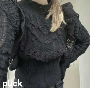 Zara tröja - Säljer denna otroligt fina volang tröja från zara då den inte kommer till användning (inte min bild) , några funderingar är det bara att komma privat💕
