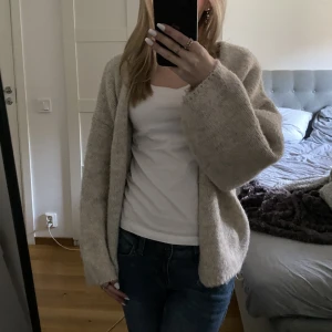 Stickad kofta - Säljer denna supersöta koftan från Lindex som jag tyvärr inte använder längre😊