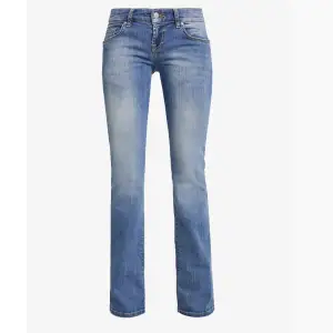 Jätte snygga Ltb jeans, endast använda ett fåtal gånger. NYPRIS: 909kr. Jag brukar ha 28 eller 29 i W men dessa passar mig bara lite större i midjan. Lägg endast bud om du är villig att köpa! Säljer endast för bra pris