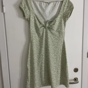 Grön blommig klänning NLY - Grön, blommig kort klänning från Nelly. Storlek M, toppen skick 🫶
