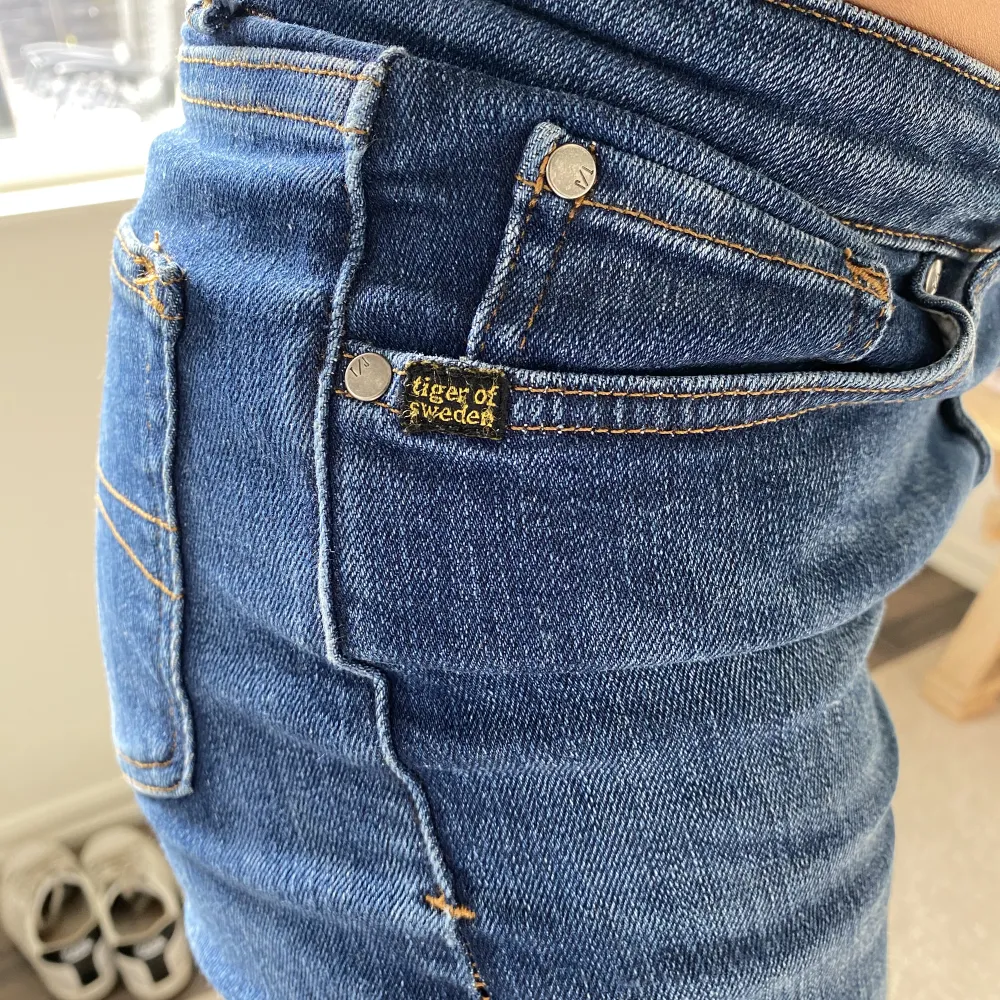 Säljer dessa Tiger of Sweden jeans då de är lite långa på mig. Endast använda några gånger köpta för 1300kr. Skriv för fler bilder💕. Jeans & Byxor.