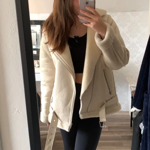 Beige Höst/ Vinter Jacka 🤍 - Jättefin, näst intill oanvänd höst/ vinter jacka. Finns inga täcken på att den skulle varit använd:) Köpte för 1000kr säljes för 500kr.