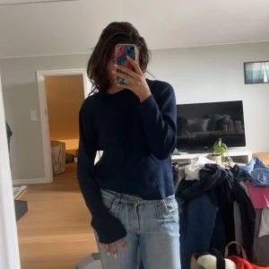 Blå tjocktröja - Säljer denna oanvända Carin Wester tröja. Den är mörkblå och lite glittrig och så fin. 😊