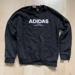 Adidas Tjocktröja - Adidas tjocktröja i storlek M som jag har växt ur. Använd ett fåtal gånger.