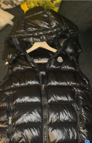 Moncler väst (Äkta) - 1800kr, priset kan diskuteras.