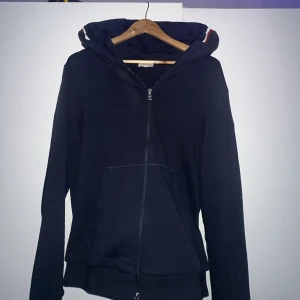 Moncler Kofta - Säljer min mörkblåa moncler kofta som har blivit för liten på mig. Koftan har alla qr koder som behövs och det går och skanna märket såklart. Har inte haft koftan länge alls