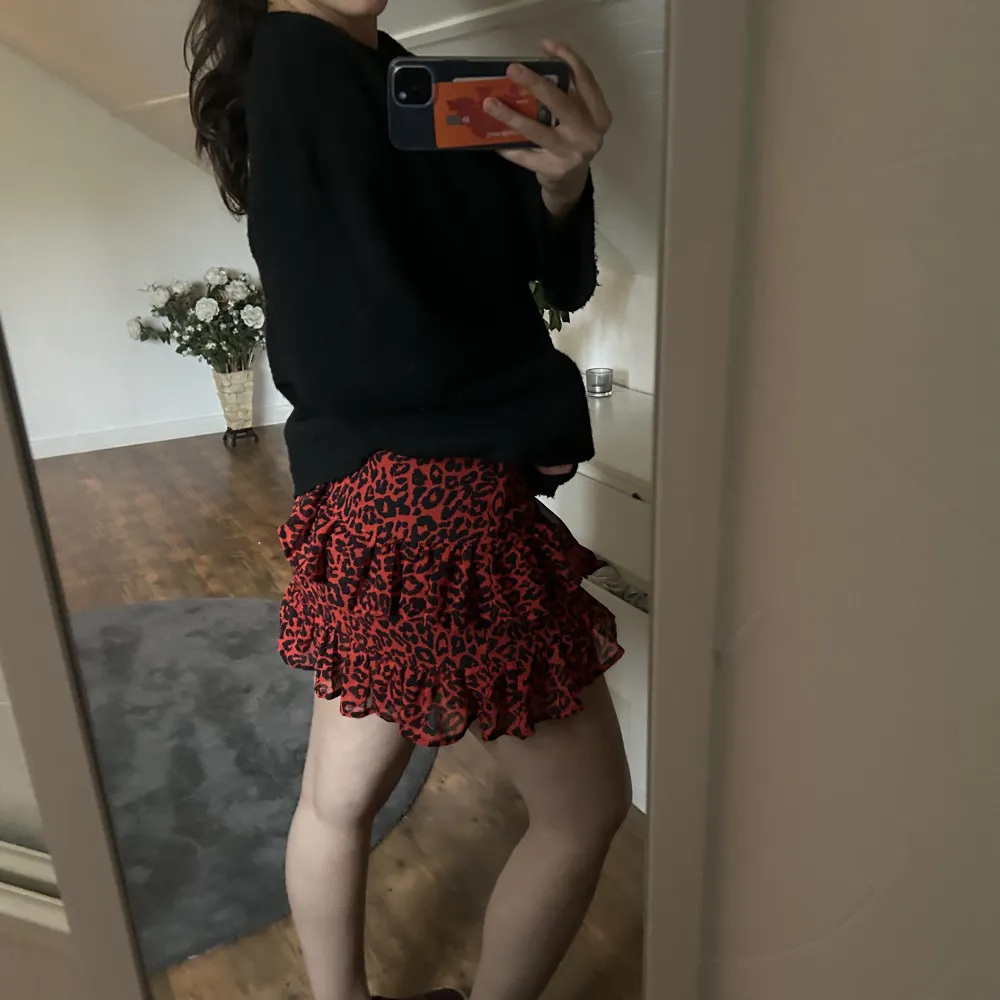 Röd leopard kjol från bikbok! I gott skick och inga defekter. . Kjolar.