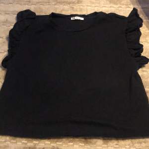 Trendig svart volang tröja från zara i bra skick💕💕