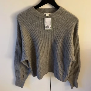 Stickad tröja  - Grå stickad tröja från H&M i strl xs aldrig använd. Köpt för 199 säljer för 70+frakt💗 Hör av er vid frågor!