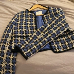 Jättefin jacka från hm - Fin jacka som inte kommer till användning från hm, köparen står för frakten. Kontakta för mer info. Pris kan diskuteras!🥰