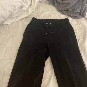 Juicy couture byxor - Säljer mina svarta juicy couture byxor i stl S. Priset kan absolut diskuteras, köptes förra hösten och använd ett par gånger.