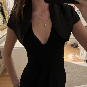 Svart satinbolero - Assnygg svart satinbolero!