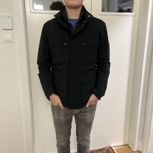 Field jacka  - En helt ny barbaur field jacka med nypris 3800kr. Lappar finns kvar! Modellen är 184, tveka inte att skriva vid frågor🤩⚜️