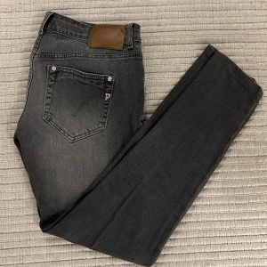 Dondup Jeans - Säljer nu dessa Dondup Jeans i en tvättad grå färg. Vet ej vad modellen heter men passformen är slimfit och skulle säga att de passar dig som är mellan 170-180cm. Nypris: ca 3000kr, Mitt pris: 599kr! Hör av er vid frågor eller funderingar.