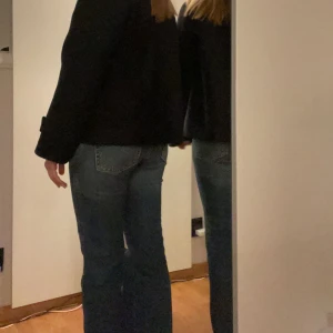LEVIS JEANS!! - Säljer mina skit snygga nästan nyköpta Levis jeans, de sitter perfekt både i midjan och i längden!! Använda endast 1 gång. Jag säljer de eftersom att jag inte får användning av de och att någon annan säkert får bättre användning av de. Jag är 165 cm lång.
