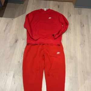 Nike set - Säljer detta sättet till ett bra pris. Testat det men det var tyvär för litet. Om ni har frågor eller funderingar hör av er