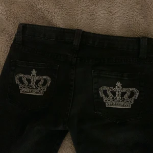 Victoria Beckham Jeans - Svarta Victoria Beckham jeans i bra skick! Jeansen är bootcut och passar någon som är runt 160 cm, beror på hur man vill att de sitter. Säljer pga att de är för korta för mig som är 164 cm. Skriv för fler och bättre bilder! Eller för exakta mått osv❤️