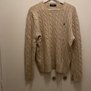 Polo Ralph lauren  - Tja, säljer min polo Ralph lauren kabbelstickade tröja i storlek M kond 9/10 hör av er vid frågor eller funderingar 