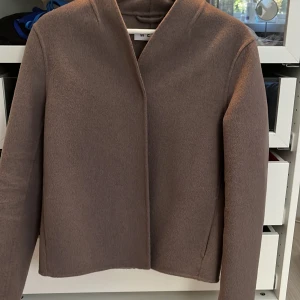 Vår/höst kappa - Supersnygg kappa köpt på NK. Storlek 36, motsvarar xs/s. Lite tunnare i materialet men går fint att ha en tjockare hoodie under. Endast använd fåtal gånger utan defekter! Nypris 1000kr säljer för 450+frakt. Skicket är som nytt😇
