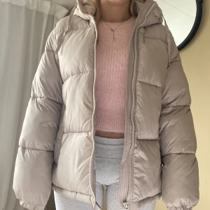 Vinterjacka💞 - Säljer min tjocka vinterjacka då den inte kommer till användning st xs, inga skador vad jag kan se!💞