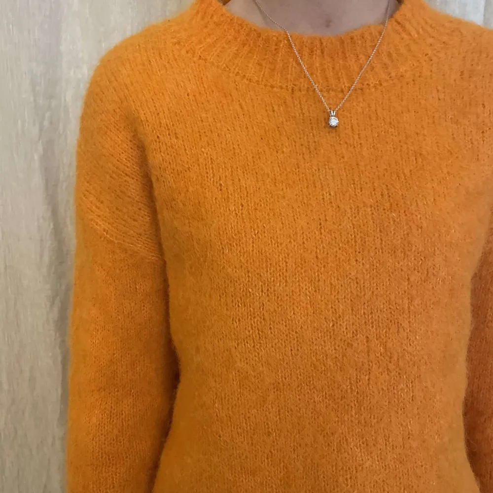 Mohair tröja i så cool färg🧡🧡. Tröjor & Koftor.