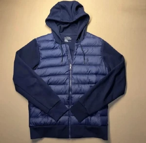 Polo Ralph lauren cardigan - Mycket fin Polo Ralph lauren cardigan storlek S, säljer p g a för för liten färgen är väldigt mörk blå/svart, den ser ljusare ut på bilden. Tveka inte vid frågor🙌🏻