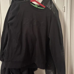 Hugo boss tröja - Hej, säljer en fin och fräsch Hugo boss tröja i storlek L. Tröjan passar även M Tröjan har inga hål eller slitage. Rökfritt hem