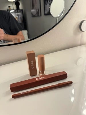 Caia läppkit  - Säljer Caia läppstift i färgen chic och läppenna i färgen Bianca. Orginalpris läppstift: 195kr Orginalpris läppenna: 145kr