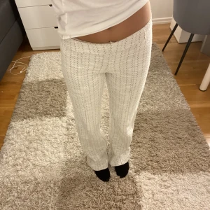 Mönstrade byxor - Beiga mönstrade byxor med en söm längst framsidan av benen. Endast använda 2 gånger 