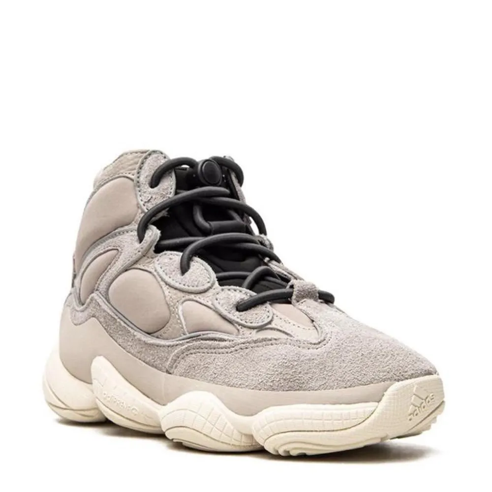 Yeezy 500 high sneakers in “mist stone”. Brand new, never worn because they run small. Bought from Restocks for 3400kr. Proof of authenticity from Restocks. . Skor.