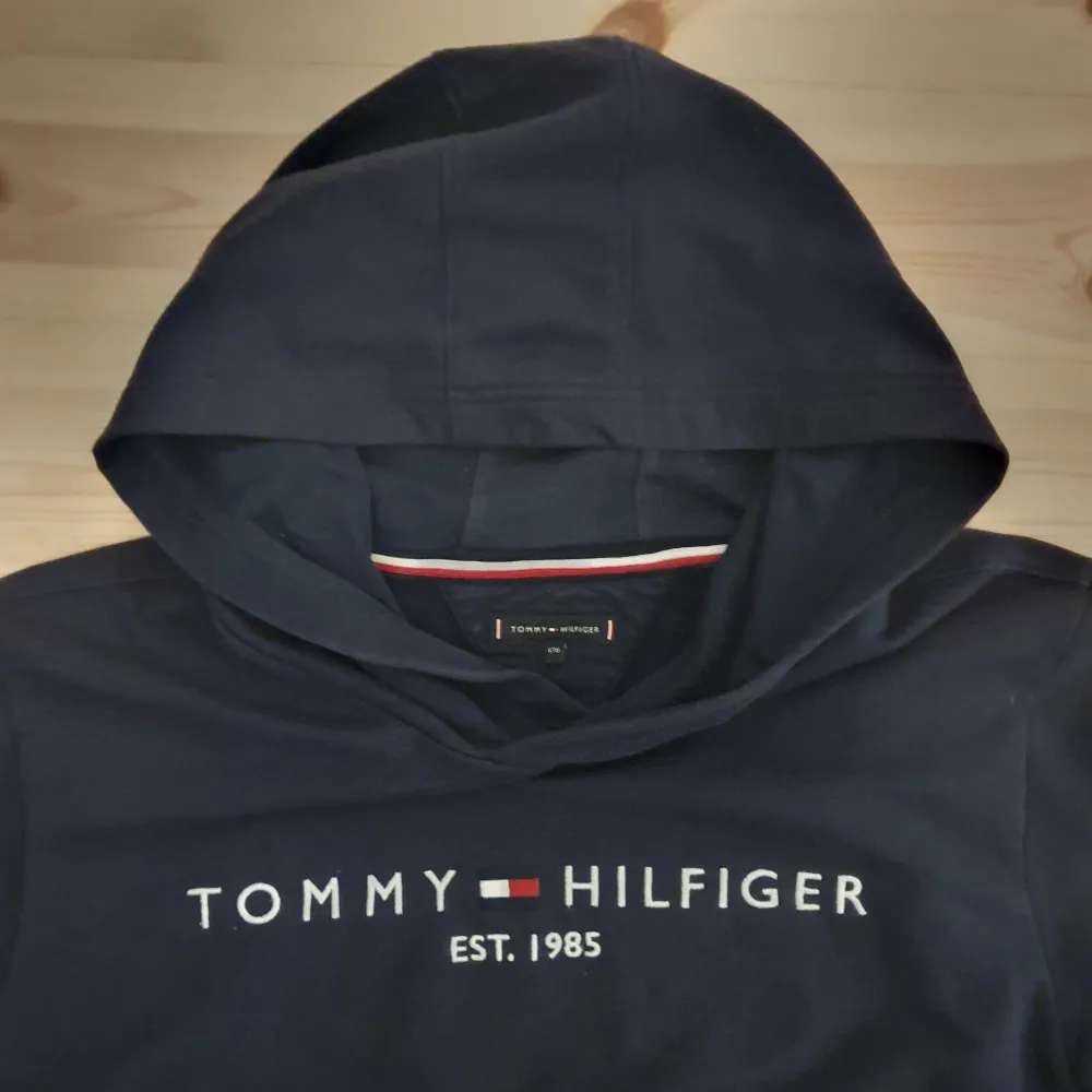 Säljer en mörkblå tommy hillfiger hoodie|| skick:8.5/10 || hör av dig om du har frågor!. Hoodies.