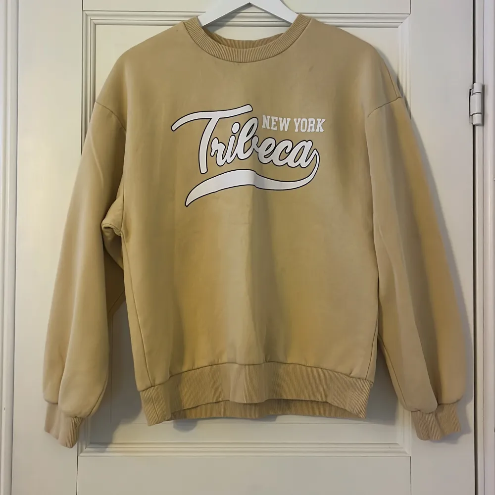 Tre jättefina crewneck tröjor som inte kommer till användning längre. Köptes för ca 1 år sedan och är i hyfsat ny kvalité💕. Hoodies.