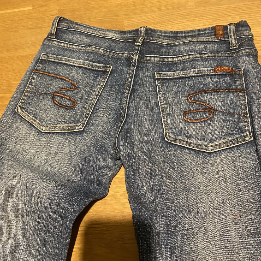 Lågmidjade Jeans köpta secondhand men i väldigt bra skick, aldrig använda eftersom dom tyvärr va förstora💕innerbenslängd ca 79cm och midja ca 44 cm. Jeans & Byxor.