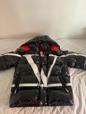 Moncler x valentino jacka - Skick 9/10 använd få gånger. Ska köpa en ny jacka därför säljer jag denna. Super fin och cool jacka. Tag medföljer och nfc scan funkar. Lägger man mobilen på ärmen får man upp monclers hemsida. Nypris 22000kr